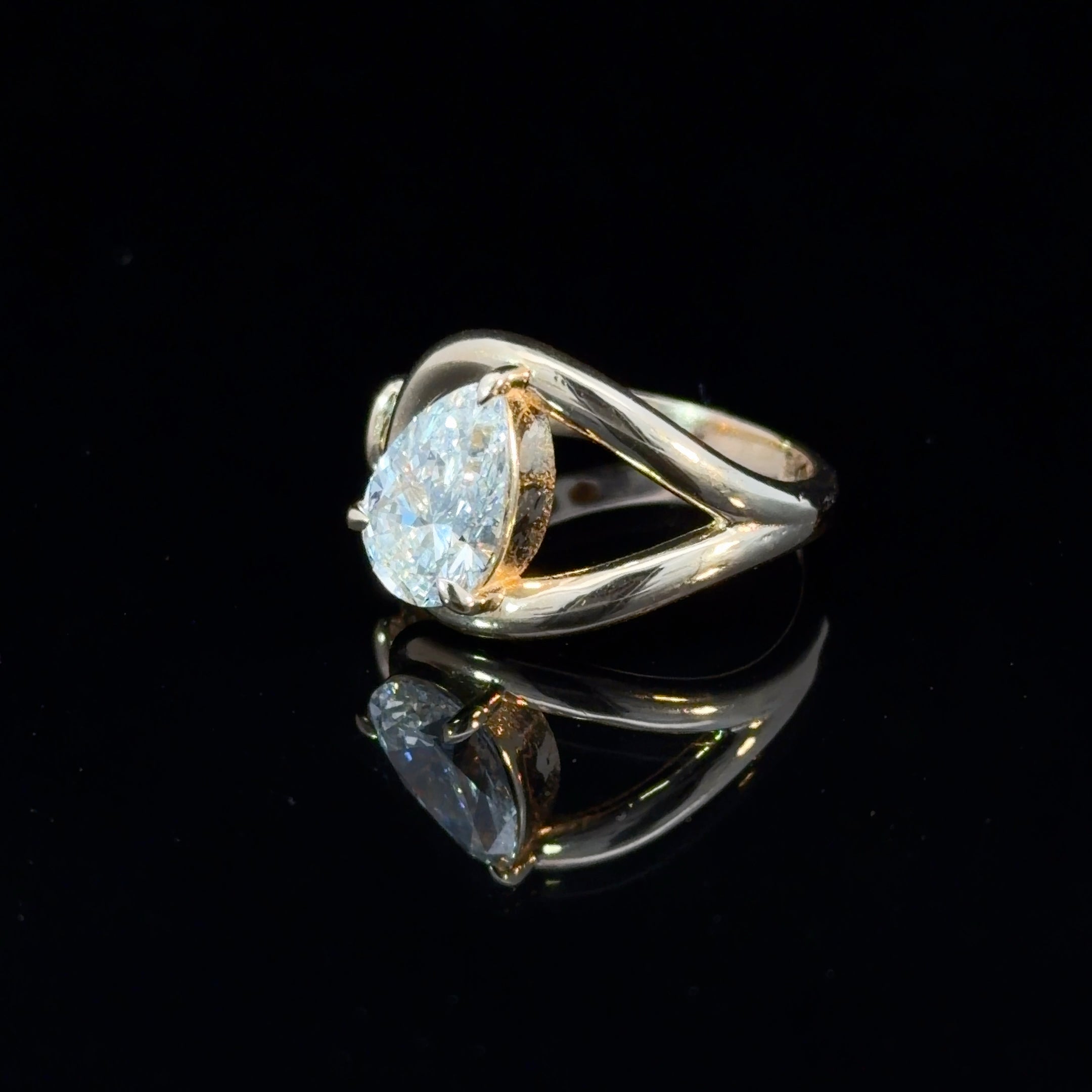 1.65ct Brilliant Pear-Shaped Lab Diamond in 14k Gold